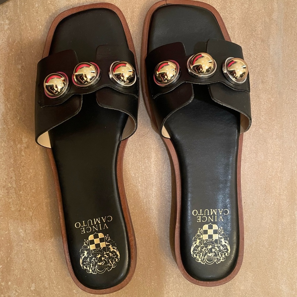 Vince Camuto black flats. Size 8m.